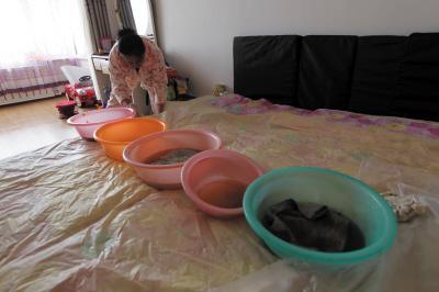 龙陵楼上漏水，住户失联，小区没物管，业主维权难！律师来支招……